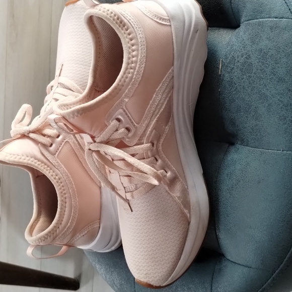 Shoes - Picture 6 of 7